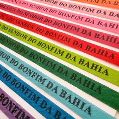 Fitinhas coloridas com texto preto alinhadas em diagonal