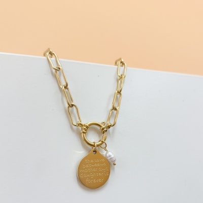Colar dourado com pendente gravado e pérola branca