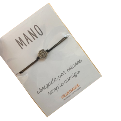 Pulseira preta com pendente redondo em cartolina branca com texto MANO obrigada por estares sempre comigo HEARTMADE