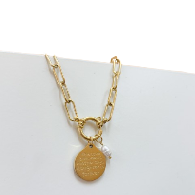 Colar dourado com pendente redondo gravado e pérola branca