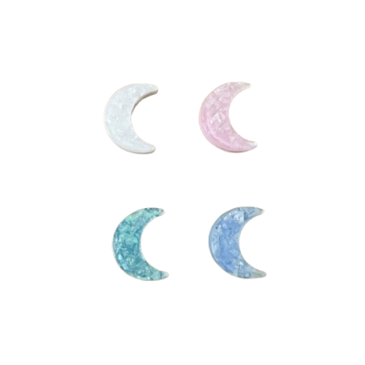 Pendurantes em forma de lua em cores branco, rosa, verde e azul com textura marmoreada