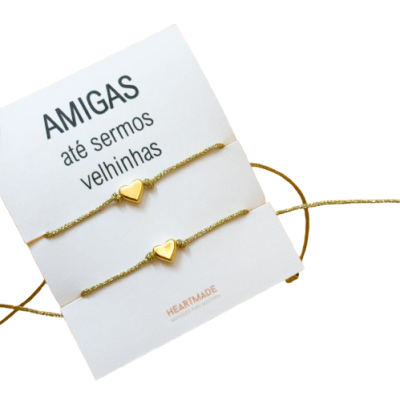 Conjunto de pulseiras douradas com corações em cartão branco com texto para amigas