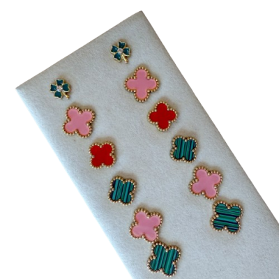 Conjunto de brincos com cores azul turquesa, rosa, vermelho e azul-esverdeado, com bordas douradas, sobre fundo branco.