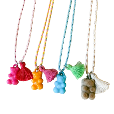 Cinco colares com ursinhos de gelatina coloridos e franjas em cordões trançados