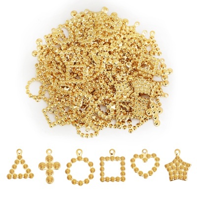 Correntes douradas com pendentes em formas geométricas variadas