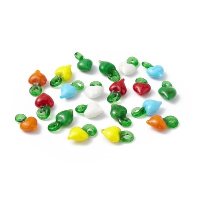 Acessórios coloridos em plástico com base verde e topo colorido sobre fundo branco