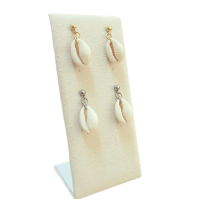 Dois pares de brincos com conchas naturais em suporte branco