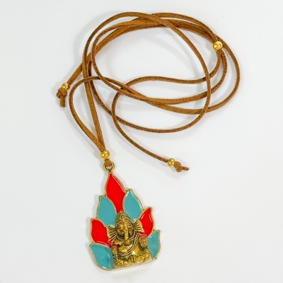 Colar com pingente dourado de Ganesha e folhas vermelhas e azuis em cordão castanho