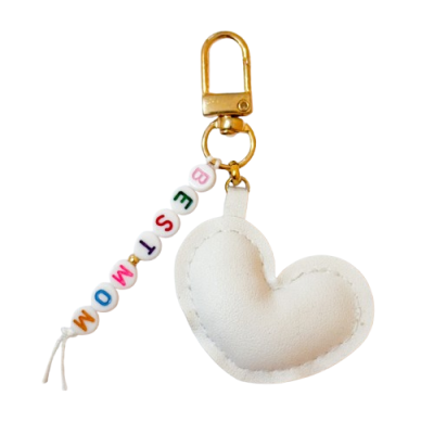Chaveiro coração branco com letras coloridas BEST MOM