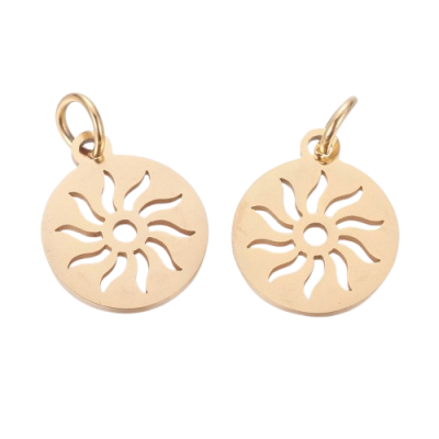 Pendentes dourados em metal com desenho de sol recortado.