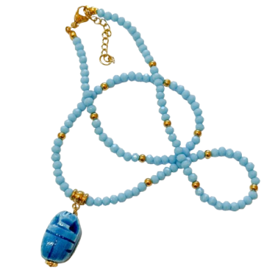 Colar de contas azuis com pendente escaravelho azul