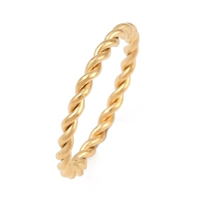 Anel dourado torcido com textura