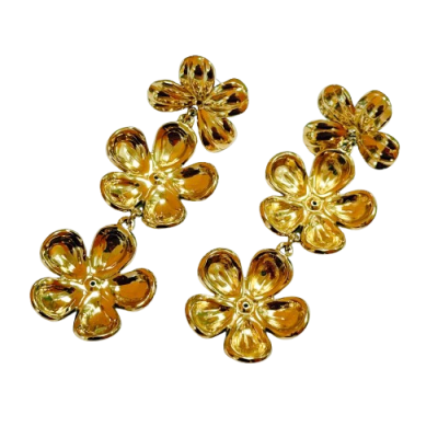 Brincos dourados com flores de três níveis