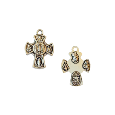Dois crucifixos de metal prateado com figuras religiosas em relevo