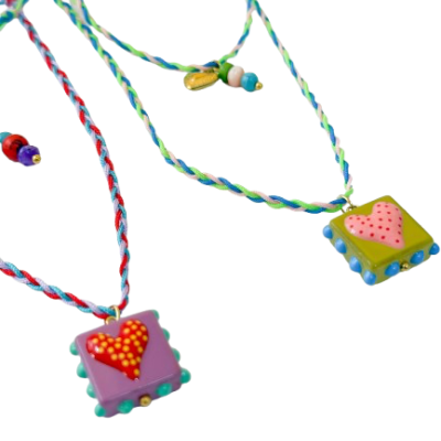 Dois colares com pendentes quadrados e corações coloridos em cordas trançadas coloridas