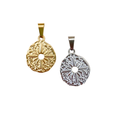 Colares com pendentes redondos texturizados dourado e prateado