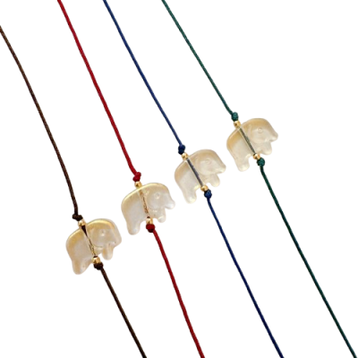 Quatro pulseiras com pingentes de elefante em cordões coloridos sobre fundo branco