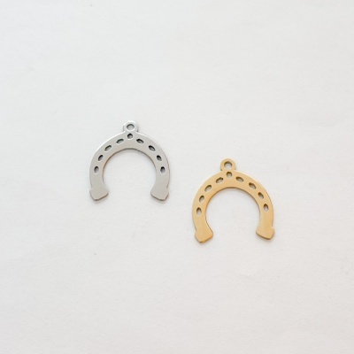 Pendentes em forma de ferradura em prateado e dourado