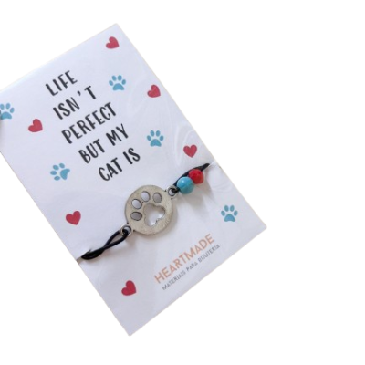 Pulseira com pendente de patinha metálica e contas coloridas sobre cartão com texto e ilustrações de patas e corações
