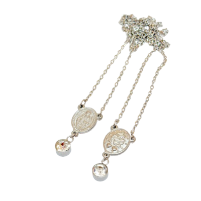 Colares prateados com pendentes redondos e pedras transparentes