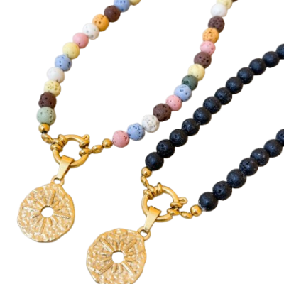 Colares com contas coloridas e pretas, pendente dourado com relevo e fecho dourado