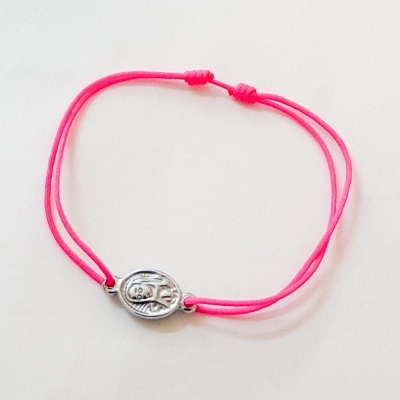 Pulseira com cordão rosa florescente e medalha metálica oval