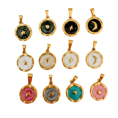 Pendentes redondos dourados com pedras coloridas e símbolos variados no centro