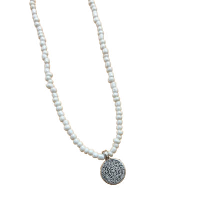 Colar de contas brancas com pendente redondo prateado