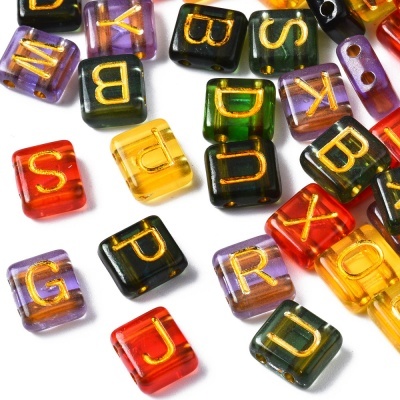 Contas quadradas coloridas com letras douradas em acrílico