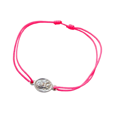 Bracelete com cordão rosa e medalha metálica oval com imagem gravada