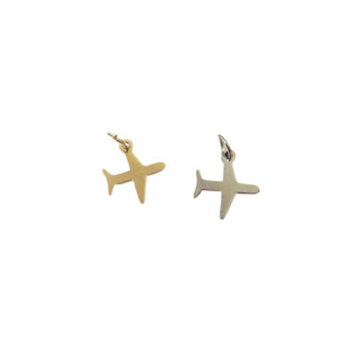 Dois pendentes em forma de avião dourado e prateado