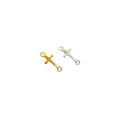 Dois pendentes de cruz metálicos, dourado e prateado, com anéis nas extremidades.