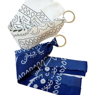 Porta-chaves de tecido com padrão bandana branco e azul com argolas douradas
