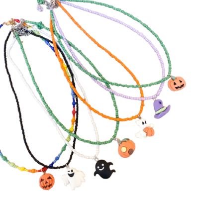 Colares com contas coloridas e pendentes de Halloween em fundo branco