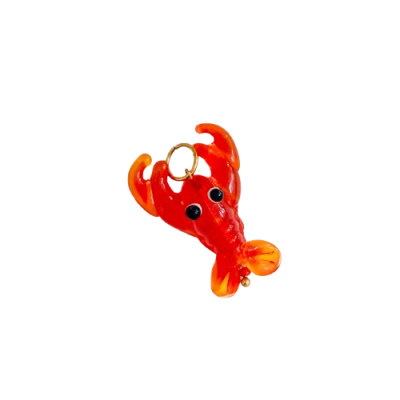 Pingente de lagosta laranja com olhos pretos e argola dourada sobre fundo branco