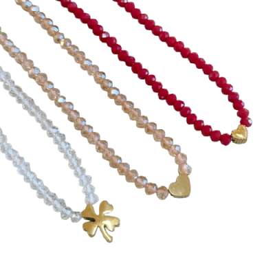 Colares com contas facetadas vermelhas, rosa claro e transparentes com pingentes dourados de coração e trevo
