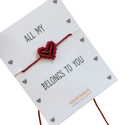 Pulseira com coração vermelho trançado em cartão branco com texto e corações cinzentos