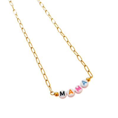 Colar dourado com contas que formam a palavra MAMA.
