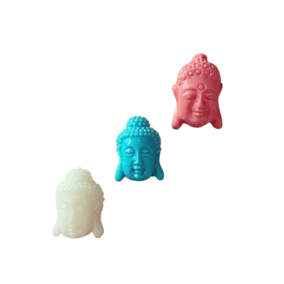 Três cabeças decorativas de Buda em branco, azul turquesa e rosa