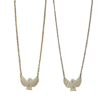 Dois colares com pendentes em forma de águia dourada e prateada