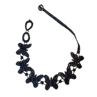 Colar em tecido preto com borboletas entrelaçadas e fecho de argola.