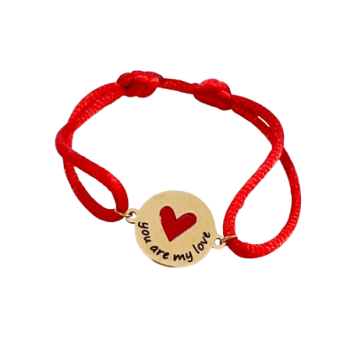 Pulseira com cordão vermelho e placa metálica redonda com coração e inscrição