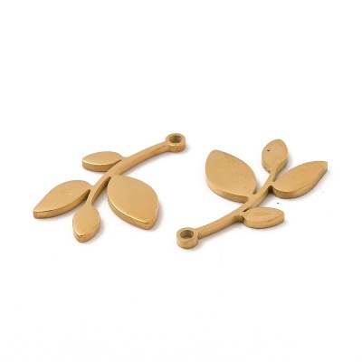 Elementos decorativos metálicos dourados em forma de ramos com folhas