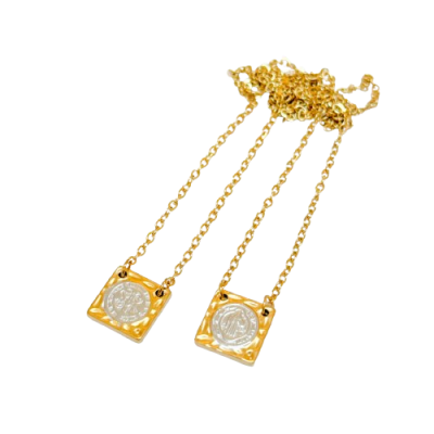 Dois colares dourados com pendentes quadrados e moedas prateadas no meio