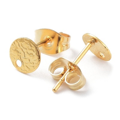 Par de brincos em metal dourado com acabamento martelado e furo decorativo.