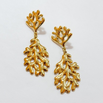 Brincos dourados com design de coral em fundo branco