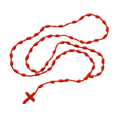 Rosário vermelho trançado com cruz e nós sobre fundo branco