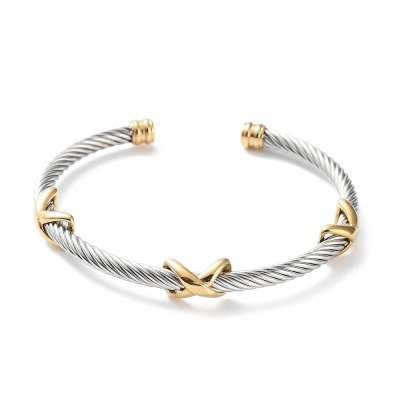 Pulseira aberta em metal prateado torcido com detalhes dourados
