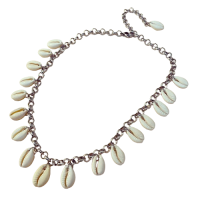Colar com pendentes de conchas brancas em corrente metálica
