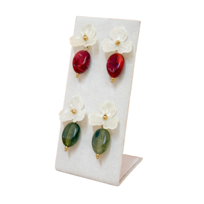 Conjunto de brincos com flores brancas e contas coloridas exibidos em suporte branco